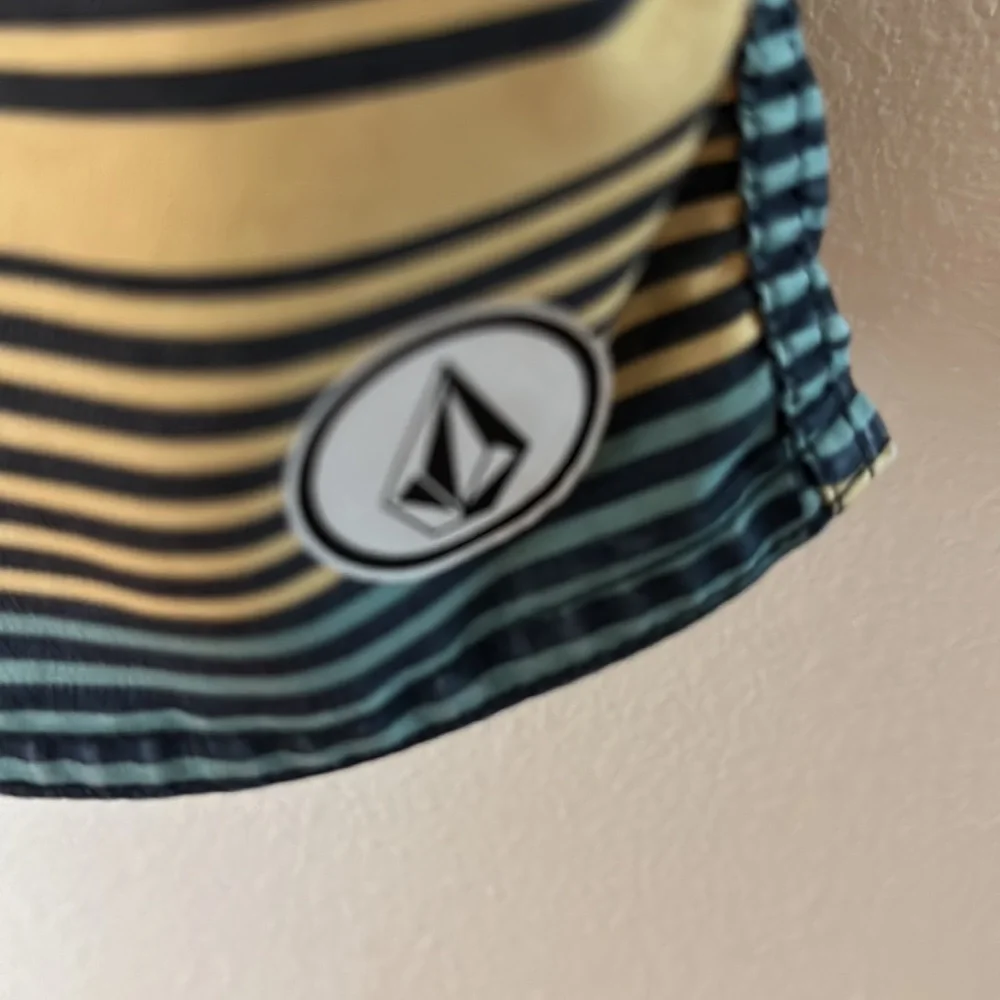 Volcom BoardShorts - Picture 2 of 7